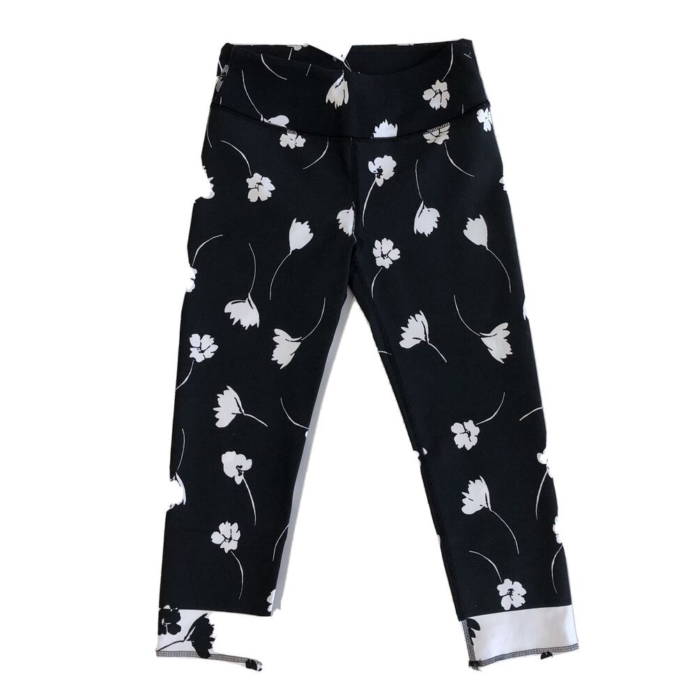 Fabletics Salar Printed Capri Crop Leggings Black/White Floral Print Sz XS/4 NWT